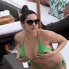 Kelly Brook, divine dans son bikini vert, se détend au bord de la piscine de l'hôtel The Setai où elle a momentanément posé ses valises. Miami, le 1er février 2013.