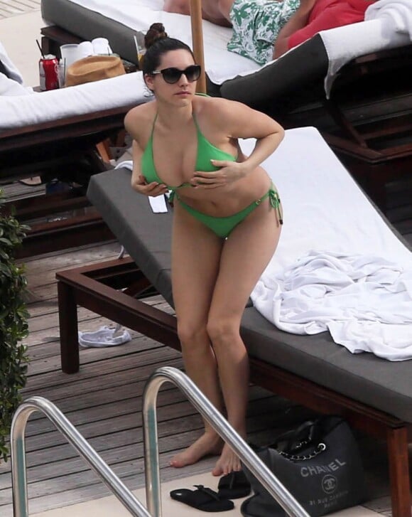 Kelly Brook, divine dans son bikini vert, se détend au bord de la piscine de l'hôtel The Setai où elle a momentanément posé ses valises. Miami, le 1er février 2013.