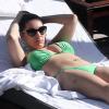 La voluptueuse Kelly Brook prend un bain de soleil au bord de la piscine de l'hôtel The Setai où elle a momentanément posé ses valises. Miami, le 1er février 2013.