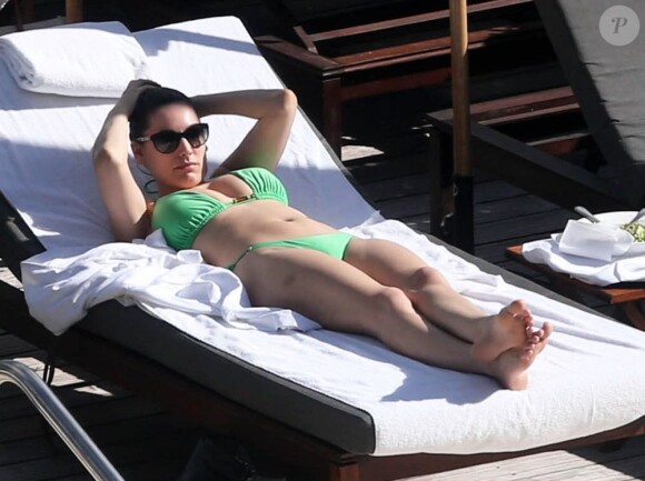 La voluptueuse Kelly Brook prend un bain de soleil au bord de la piscine de l'hôtel The Setai où elle a momentanément posé ses valises. Miami, le 1er février 2013.
