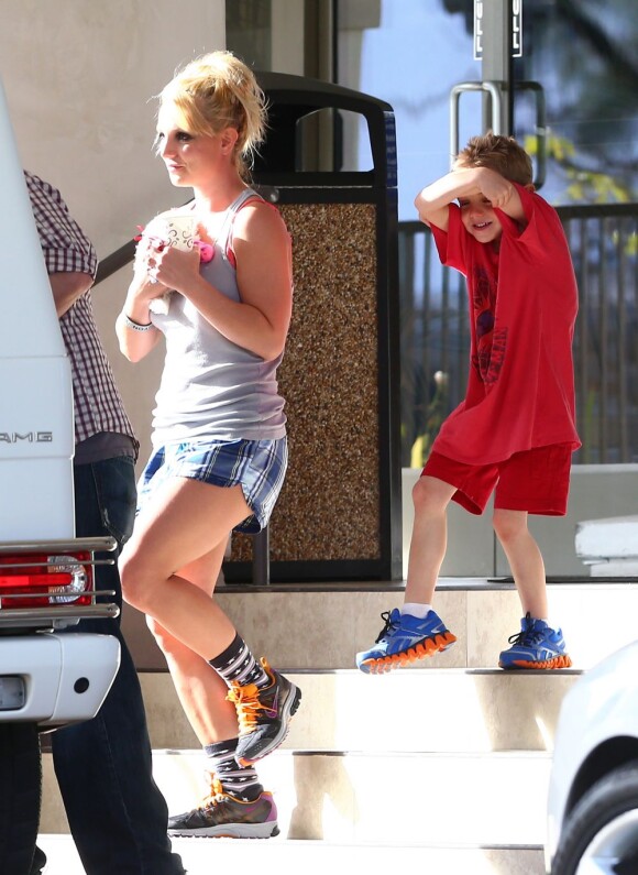 Britney Spears et ses fils chez le vétérinaire à Los Angeles, le 3 fevrier 2013.