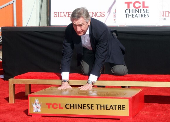 Robert De Niro pose ses empreintes au Chinese Theater d'Hollywood, le 4 février 2013.