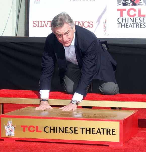 Robert De Niro laisse ses empreintes au Chinese Theater à Hollywood, le 4 février 2013.