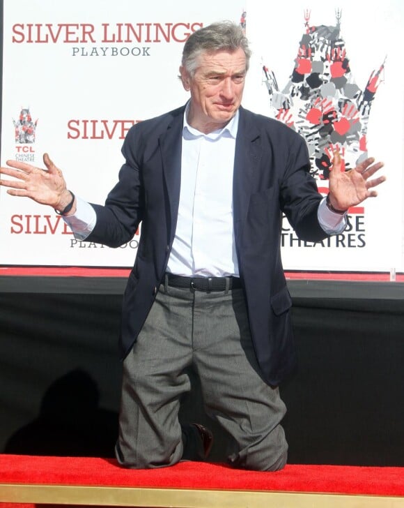 Robert De Niro heureux d'avoir laisser ses empreintes au Chinese Theater à Hollywood, le 4 février 2013.