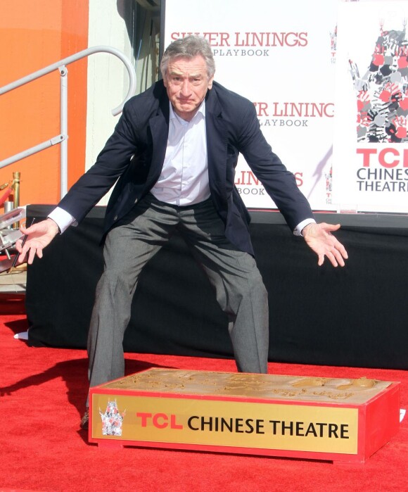 Robert De Niro fier d'avoir posé ses empreintes au Chinese Theater à Hollywood, le 4 février 2013.