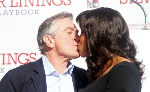 Tendre baiser entre Robert De Niro et sa femme Grace Hightower alors que l'acteur vient de laisser ses empreintes au Chinese Theater a Hollywood, le 4 février 2013.
