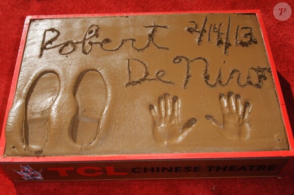 Petit erreur de date dans le ciment. Robert De Niro a laissé ses empreintes au Chinese Theater à Hollywood avec 10 jours d'avance !