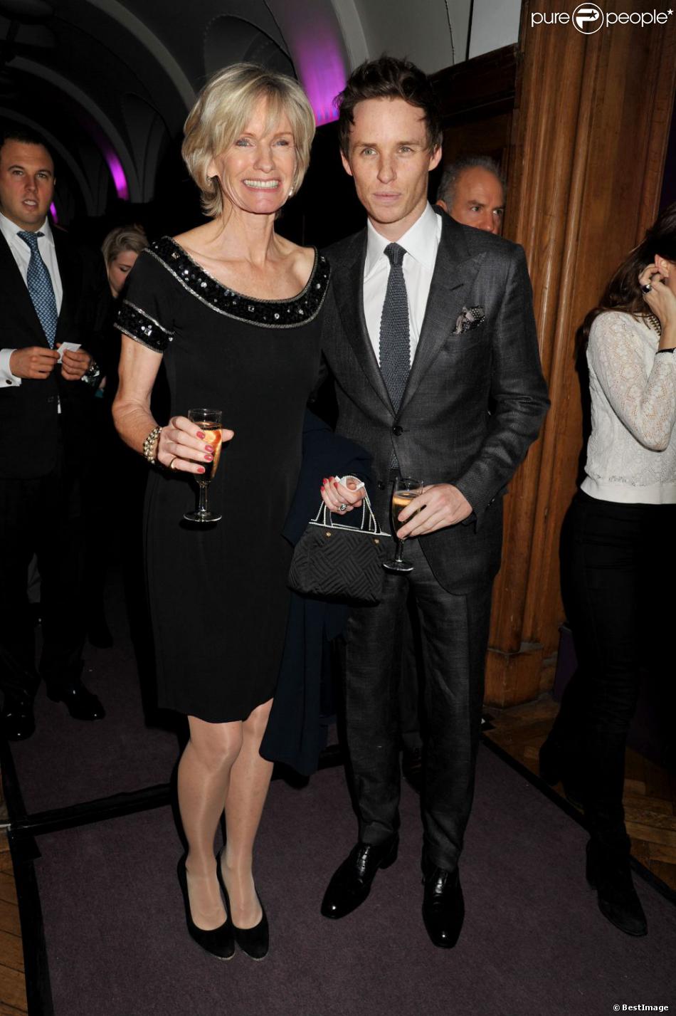 Eddie Redmayne et sa mère Patricia lors des London Evening Standard British Film Awards dans la capitale britannique le 4 février 2013