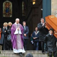 Obsèques de Bernard Dhéran : Corinne Touzet, Claude Rich et le théâtre en deuil