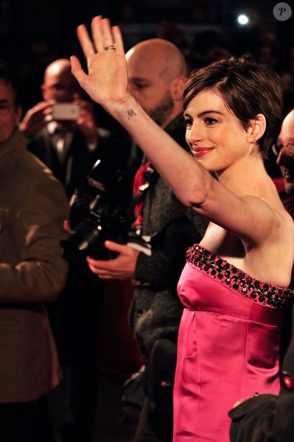 Anne Hathaway lors de l'avant-première du film Les Misérables à Paris sur les Champs-Elysées le 6 février 2013
