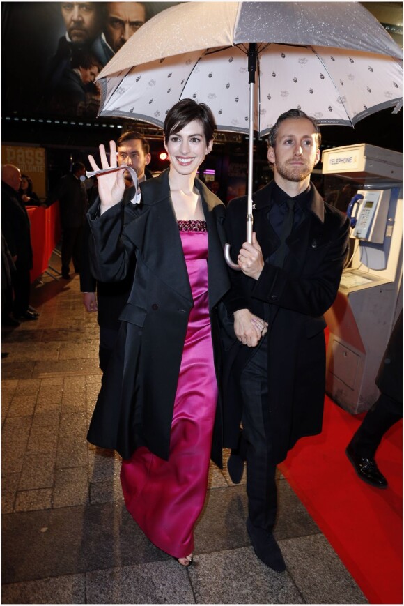 Anne Hathaway et son mari Adam Shulman lors de l'avant-première du film Les Misérables à Paris sur les Champs-Elysées le 6 février 2013