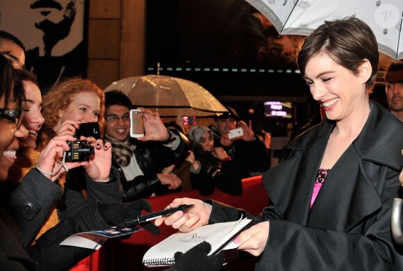 Anne Hathaway lors de l'avant-première du film Les Misérables à Paris sur les Champs-Elysées le 6 février 2013