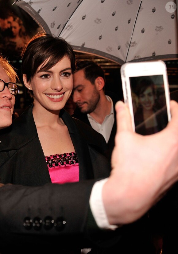Anne Hathaway lors de l'avant-première du film Les Misérables à Paris sur les Champs-Elysées le 6 février 2013