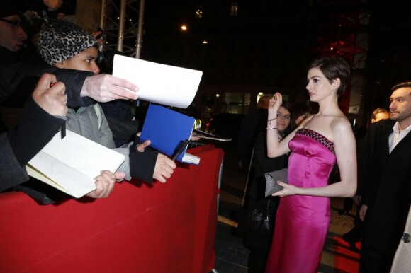 Anne Hathaway lors de l'avant-première du film Les Misérables à Paris sur les Champs-Elysées le 5 février 2013