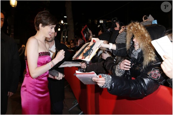 Anne Hathaway lors de l'avant-première du film Les Misérables à Paris sur les Champs-Elysées le 6 février 2013