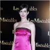 Anne Hathaway sublime en satin lors de l'avant-première du film Les Misérables à Paris sur les Champs-Elysées le 6 février 2013