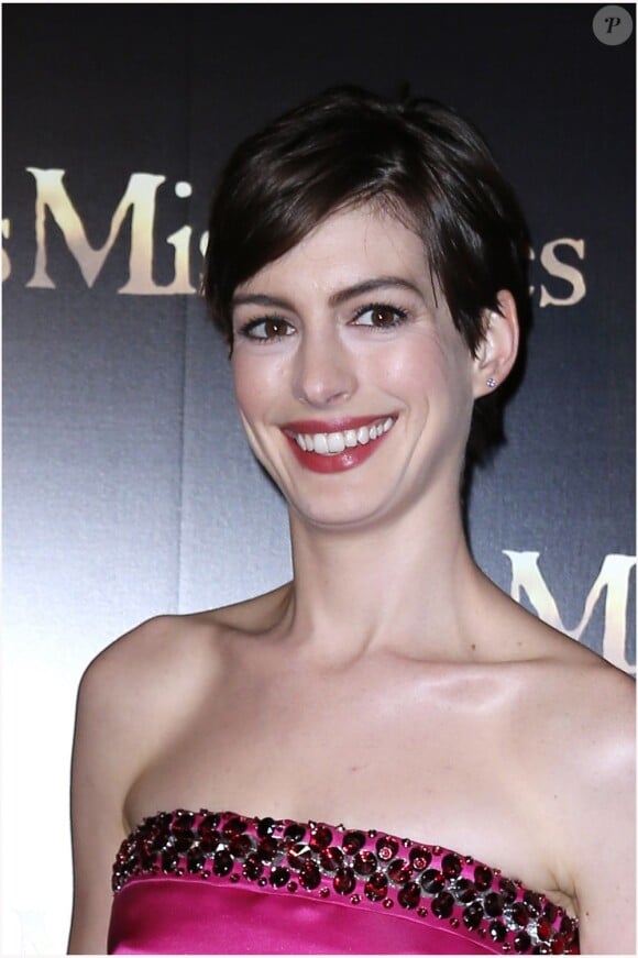 Anne Hathaway lors de l'avant-première du film Les Misérables à Paris sur les Champs-Elysées le 6 février 2013