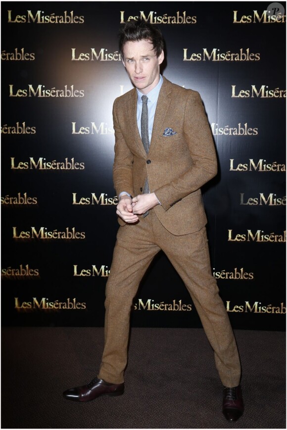 Eddie Redmayne lors de l'avant-première du film Les Misérables à Paris sur les Champs-Elysées le 6 février 2013