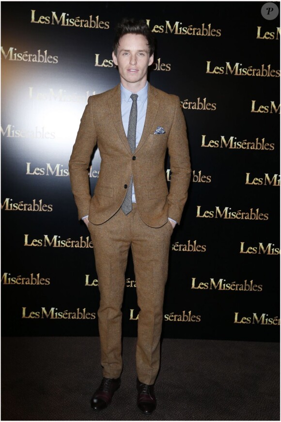 Eddie Redmayne lors de l'avant-première du film Les Misérables à Paris sur les Champs-Elysées le 6 février 2013