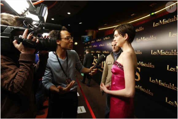 Anne Hathaway lors de l'avant-première du film Les Misérables à Paris sur les Champs-Elysées le 6 février 2013