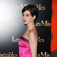 Anne Hathaway à Paris : Une Misérable sublime en satin rose et amoureuse
