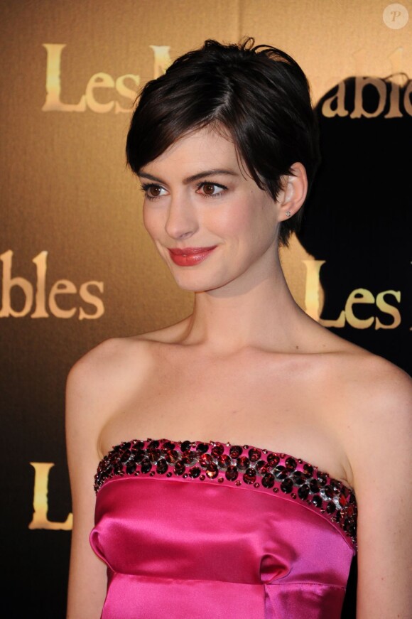 Anne Hathaway lors de l'avant-première du film Les Misérables à Paris sur les Champs-Elysées le 6 février 2013