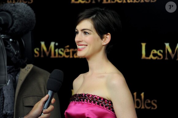 Anne Hathaway lors de l'avant-première du film Les Misérables à Paris sur les Champs-Elysées le 6 février 2013