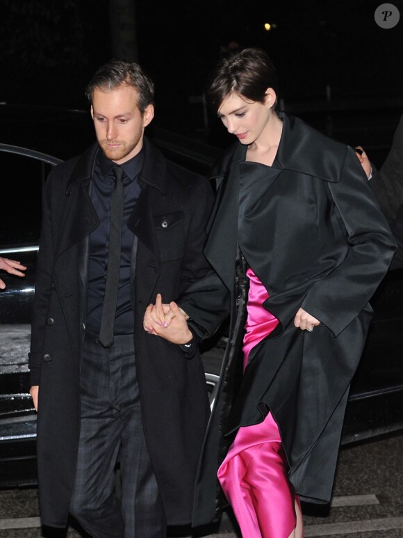 Anne Hathaway et son mari Adam Shulman vont dîner au restaurant 'Le Berkeley' avec l'équipe du film après l'avant-première du film Les Misérables à Paris sur les Champs-Elysées le 6 février 2013