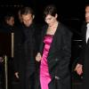 Anne Hathaway et son mari Adam Shulman vont dîner au restaurant 'Le Berkeley' avec l'équipe du film après l'avant-première du film Les Misérables à Paris sur les Champs-Elysées le 6 février 2013