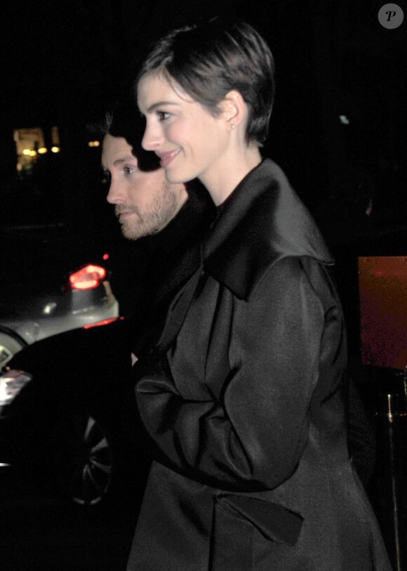 Anne Hathaway et son mari Adam Shulman vont dîner au restaurant 'Le Berkeley' avec l'équipe du film après l'avant-première du film Les Misérables à Paris sur les Champs-Elysées le 6 février 2013