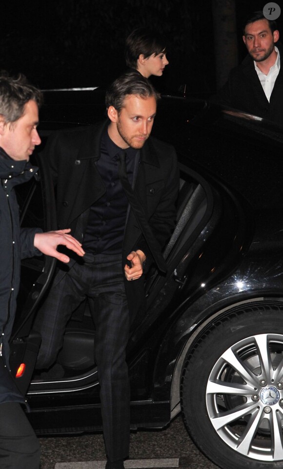 Anne Hathaway et son mari Adam Shulman vont dîner au restaurant 'Le Berkeley' avec l'équipe du film après l'avant-première du film Les Misérables à Paris sur les Champs-Elysées le 6 février 2013
