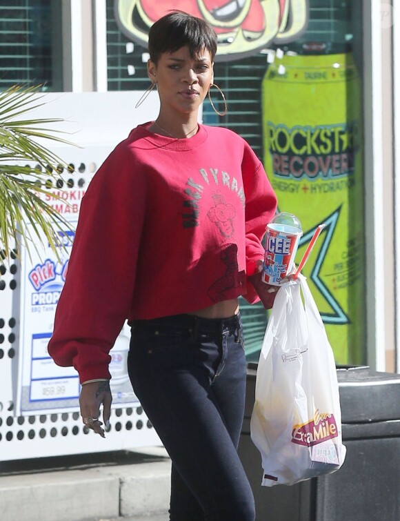 Exclu - Rihanna se promène avec Chris Brown dans les rues de Los Angeles le 2 Janvier 2013.