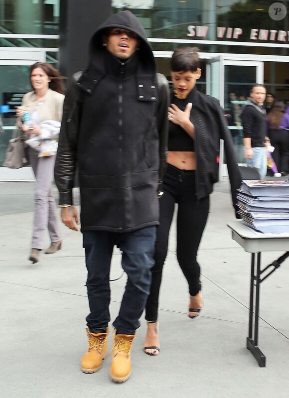 Chris Brown et Rihanna, main dans la main, quittent le Staples Center de Los Angeles après avoir assisté à un match de basket le 25 décembre 2012.