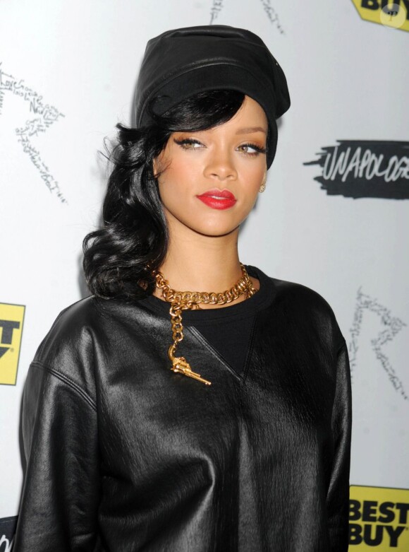 Rihanna fait la promotion de son nouvel album à New York, le 20 novembre 2012.