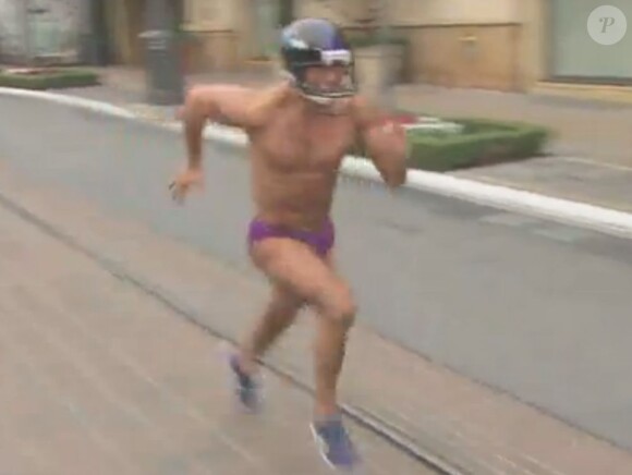Mario Lopez à moitié nu dans les rues de Los Angeles, mercredi 5 février 2013.