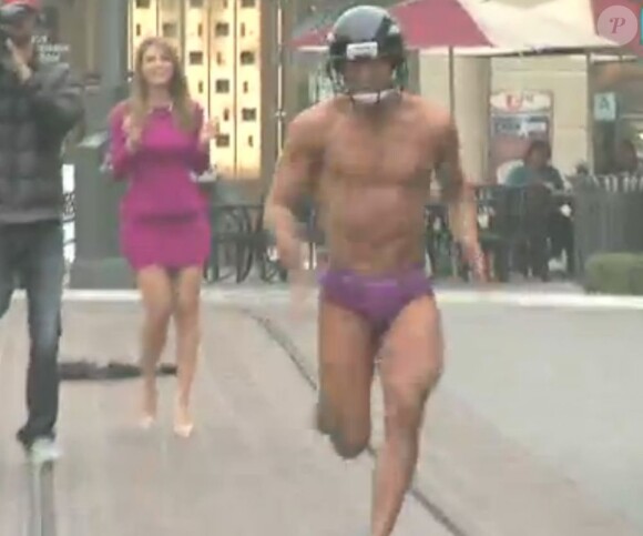 Mario Lopez a relevé son pari de courir à moitié nu dans les rues de Los Angeles, mercredi 5 février 2013.