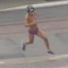 Après avoir perdu son pari pour le Super Bowl, Mario Lopez a couru à moitié nu dans les rues de Los Angeles, mardi 5 février 2013.