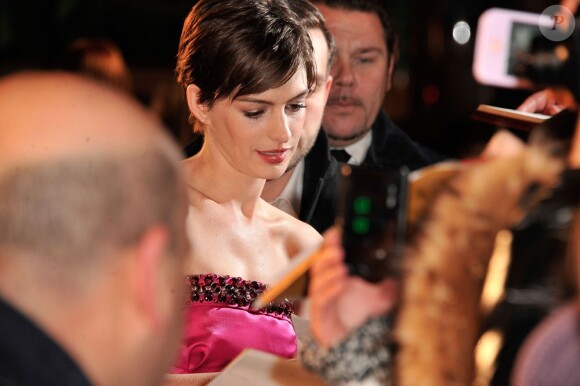 Anne Hathaway signe des autographes lors de la première du film Les Misérables à Paris le 5 février 2013.