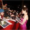 Anne Hathaway au côté de ses fans à la première du film Les Misérables à Paris le 5 février 2013.