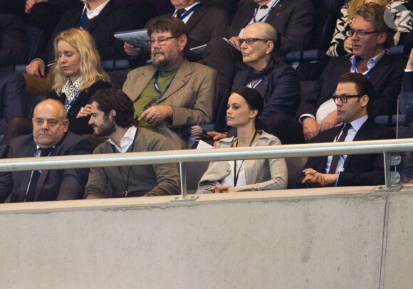Le prince Carl Philip de Suède avec sa compagne Sofia Hellqvist et le prince Daniel dans les gradins de la Friends Arena de Stockholm pour suivre le match amical Suède-Argentine, le 6 février 2013, remporté par les visiteurs (3-2).