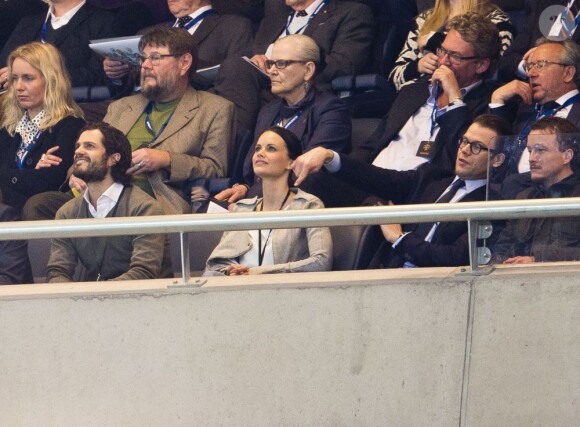 Le prince Carl Philip de Suède, sa chérie Sofia Hellqvist et le prince Daniel dans les gradins de la Friends Arena de Stockholm pour suivre le match amical Suède-Argentine, le 6 février 2013, remporté par les visiteurs (3-2).