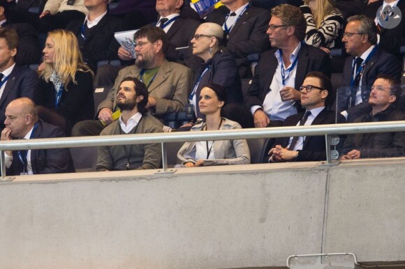 Le prince Carl Philip de Suède, Sofia Hellqvist et le prince Daniel dans les gradins de la Friends Arena de Stockholm pour suivre le match amical Suède-Argentine, le 6 février 2013, remporté par les visiteurs (3-2).