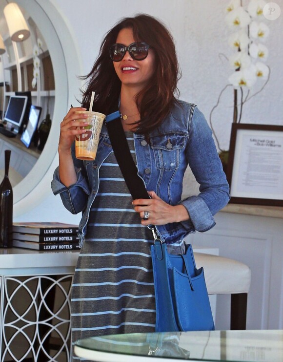 Jenna Dewan fait du shopping dans une boutique spécialisée dans la décoration et l'aménagement d'intérieur, à West Hollywood le 30 janvier 2013.