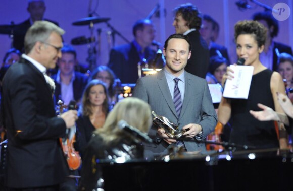 Veronique Sanson et son fils Christopher Stills lors des Victoires de la Musique, sur France 2 le 8 février 2013.