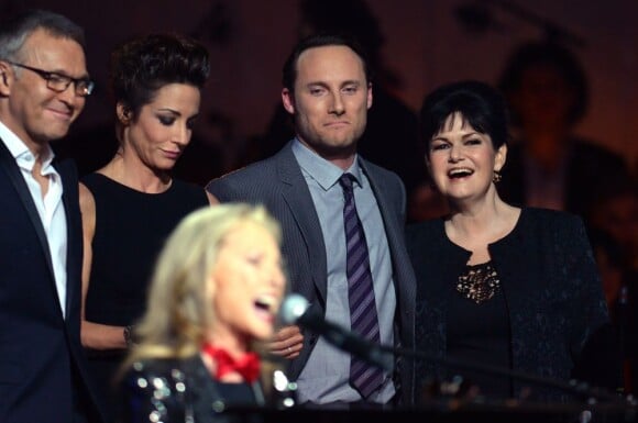 Hommage à Véronique Sanson lors des Victoires de la Musique, sur France 2 le 8 février 2013. Christopher Stills, son fils, lui a remis le trophée.