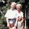 Colette, l'épouse de Philippe Bouvard, et leurs enfants dans leur villa à Cannes, le 19 août 1994.