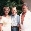 Philippe Bouvard avec son épouse Colette et leur fils dans leur villa à Cannes, le 19 août 1994.