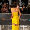 Marion Cotillard face aux photographes visiblement ravis d'admirer la belle pendant la cérémonie des BAFTA à Londres le 10 février 2013.