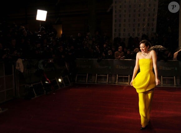 Marion Cotillard frigorifiée face aux photographes à la cérémonie des BAFTA à Londres le 10 février 2013.