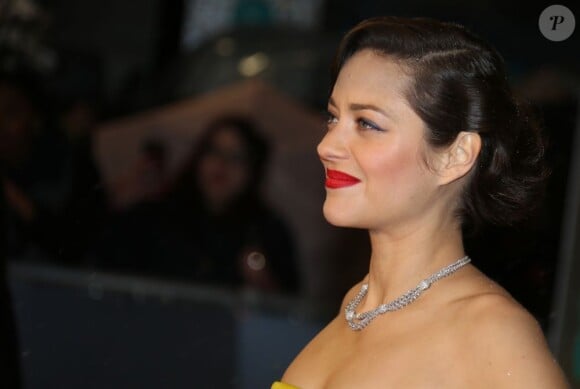 Marion Cotillard souriante et frigorifiée à la cérémonie des BAFTA à Londres le 10 février 2013.